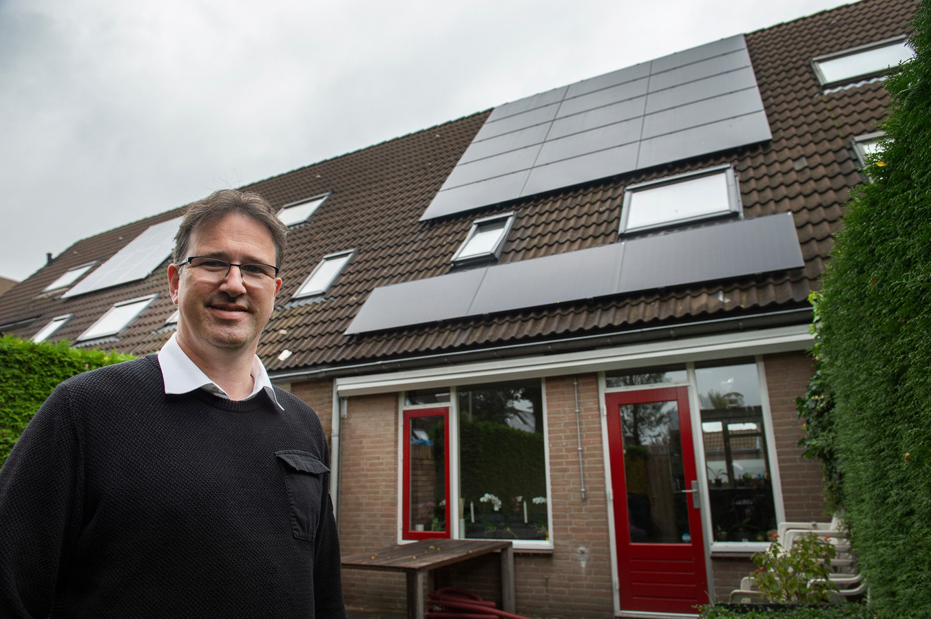 Zonnepanelen op het dak zijn maar een van de vele middelen die Maikel de Bakker inzette om zijn huis energiezuinig te maken.