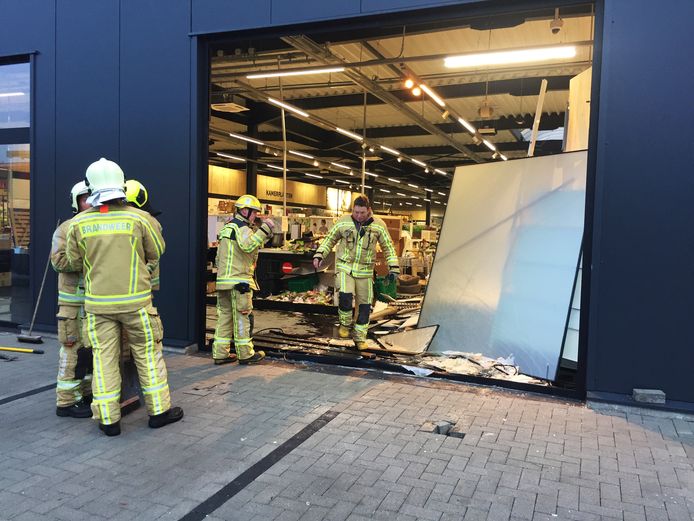 De glasscherven op de parking werden door de brandweerlieden opgekuist.