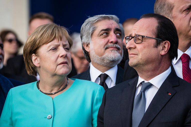Angela Merkel en Francois Hollande tijdens een bijeenkomst van de NAVO. Beeld afp
