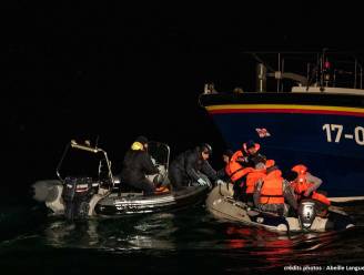 Acht onderkoelde migranten van opblaasbootje gered op ijskoude zee tussen Frankrijk en Groot-Brittannië