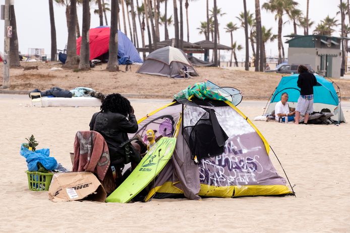 Daklozen in tenten op Venice Beach, bij Los Angeles.