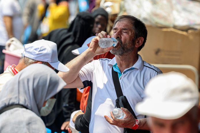 Een Tunesische pelgrim in Mekka drinkt nog wat water voor hij zijn terugreis aanvat.