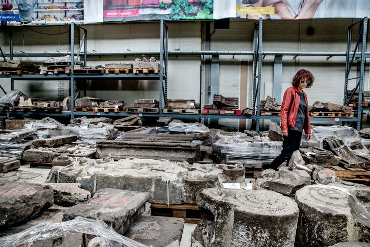 Een medewerker van de afdeling monumenten en archeologie van de gemeente Amsterdam maakt een inspectierondje langs de weg te geven ornamenten.  Beeld Jean-Pierre Jans