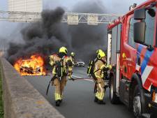 Auto vliegt rijdend in brand op A4: voertuig binnen enkele minuten in lichterlaaie