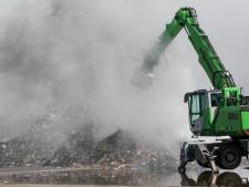 Laatste bergen afval uit Vlaardingse loods intensief geblust om stankoverlast te voorkomen