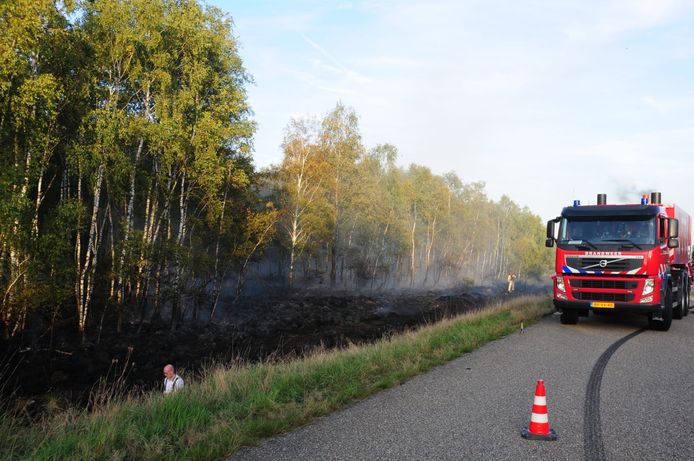 Brandweer bij de natuurbrand in Budel.
