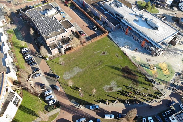 Bewoners van appartementencomplex de Brinkstede (links op de foto) en kinderen van basisschool De Smithoek (rechtsboven) raken als het aan de gemeente Twenterand ligt hun geliefde veld kwijt.