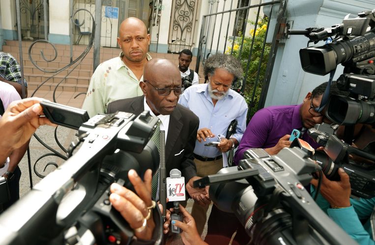 FIFA-vice-president Jack Warner maandag nadat hij een rechtbank in Trinidad en Tobego heeft bezocht vanwege een corruptie aanklacht. Beeld epa