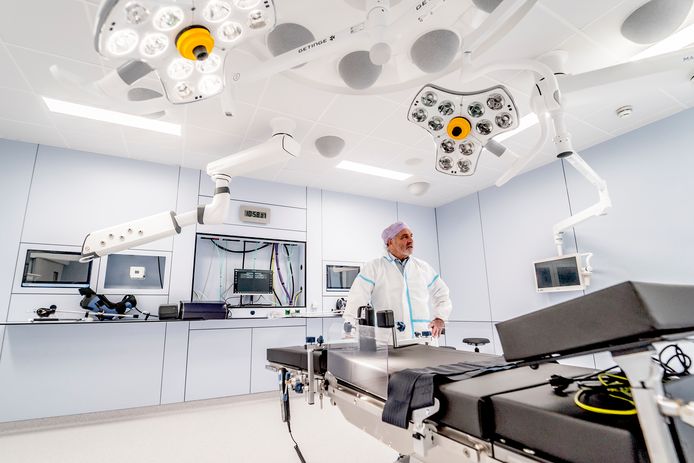 Orthopeed en medisch directeur dr. Rolf Bloem in de hypermoderne operatiekamer van het eind deze maand te openen Orthopedisch Centrum in Zoetermeer.