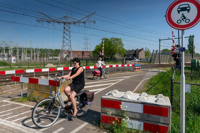 De spoorwegovergang in Orthen is al langer afgesloten voor autoverkeer. Alleen (brom)fietsers en wandelaars kunnen daar het spoor nog over. De schuine oversteek is daarvoor ook deels afgezet met betonnen blokken.