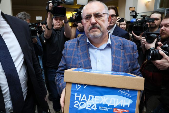 Boris Nadezjdin bezorgde 25 dozen vol handtekeningen aan de kiescommissie.