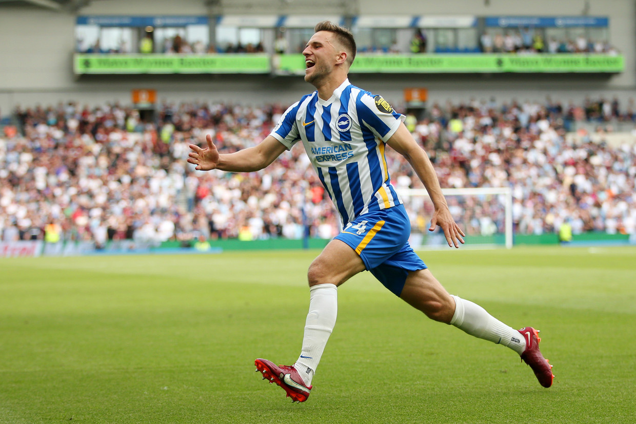 Joel Veltman viert een doelpunt tijdens de wedstrijd tussen Brighton & Hove Albion en West Ham United in mei 2022.  Beeld Steve Bardens/Getty Images