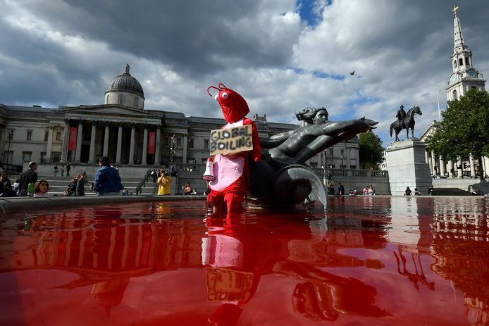 Dierenactivisten kleuren water Londense fonteinen rood