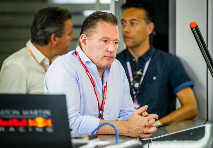 Jos Verstappen tijdens een race om de verrichtingen van zoon Max te volgen.