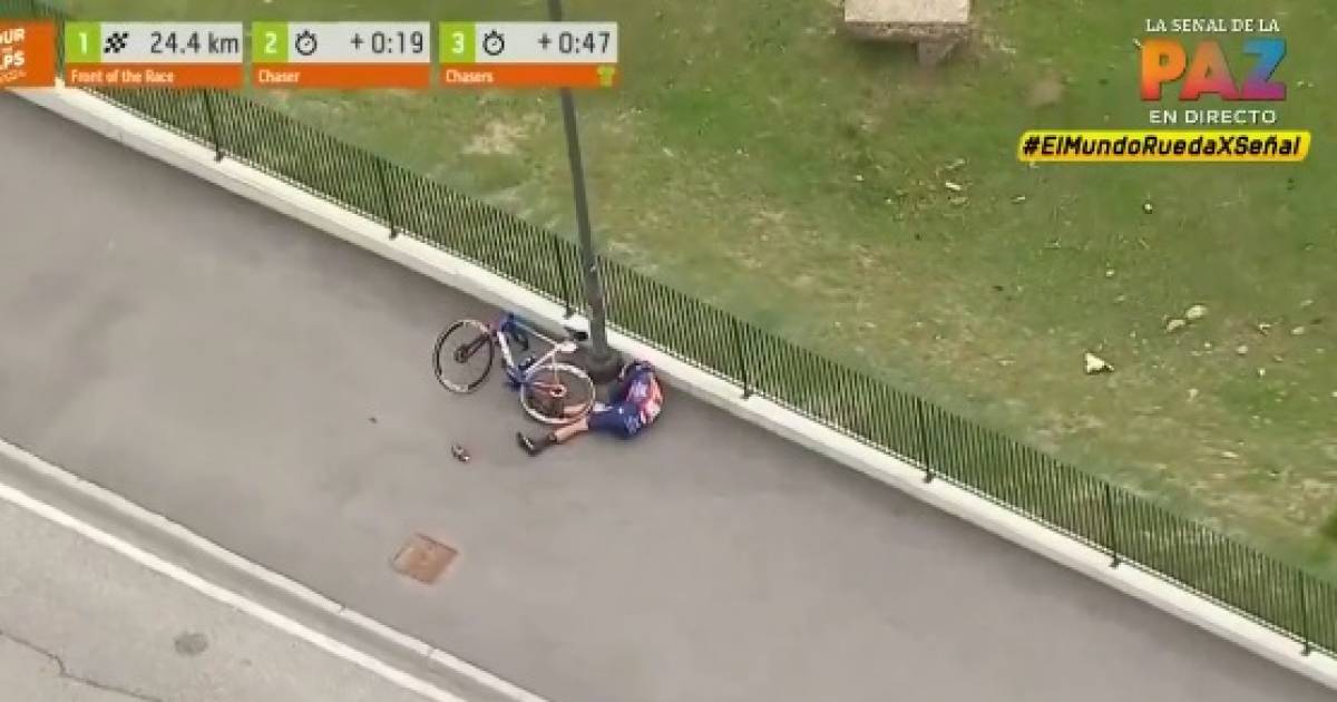 Weer zware crash in wielerkoers: helm redt Chris Harper bij botsing met lantaarnpaal.