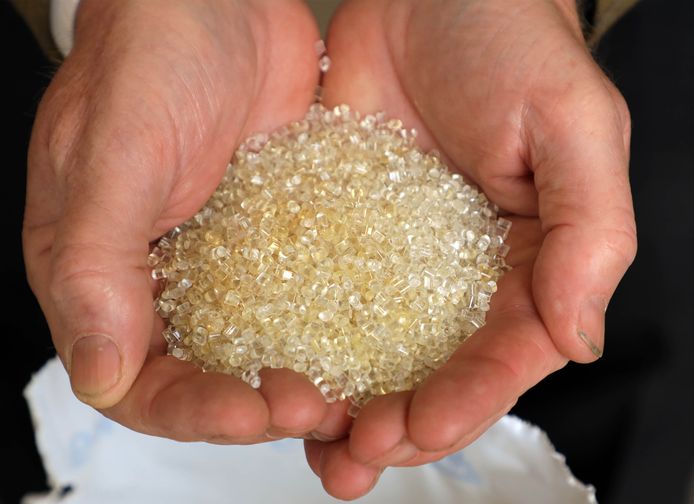 Polystyreengranulaat dat de proeffabriek PSLoop maakte uit gerecycled bouwpiepschuim.