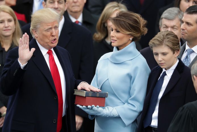 Donald Trump bij zijn inauguratie met zijn hand op de bijbel.