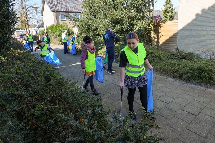 Kinderen van basisschool De Brembocht ruimen zwerfafval op in het kader van project ZAP.