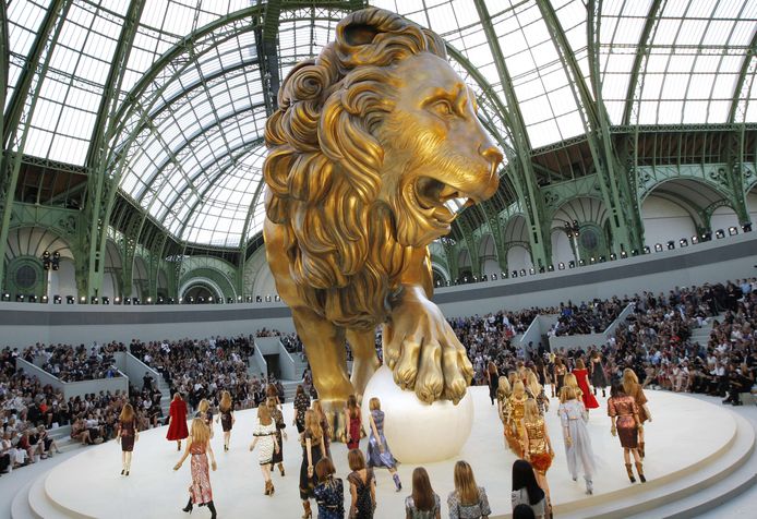 Niet alleen de modellen trekken de aandacht bij shows van Lagerfeld, maar ook het decor. In juli 2010 werd er een huizenhoge gouden leeuw het Grand Palais in getakeld, ontwikkeld door ontwerpers van de Parijse opera.