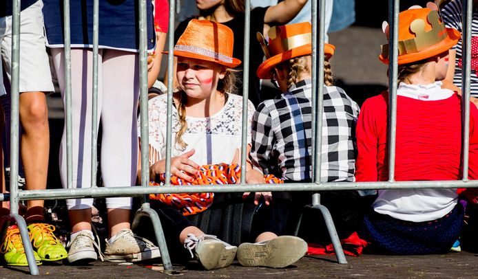 Oranjefans wachten bij Paleis Noordeinde op Prinsjesdag.