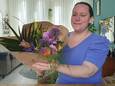 Silvia Roelse uit Oosterhout heeft van een buurtbewoonster bloemen gekregen.