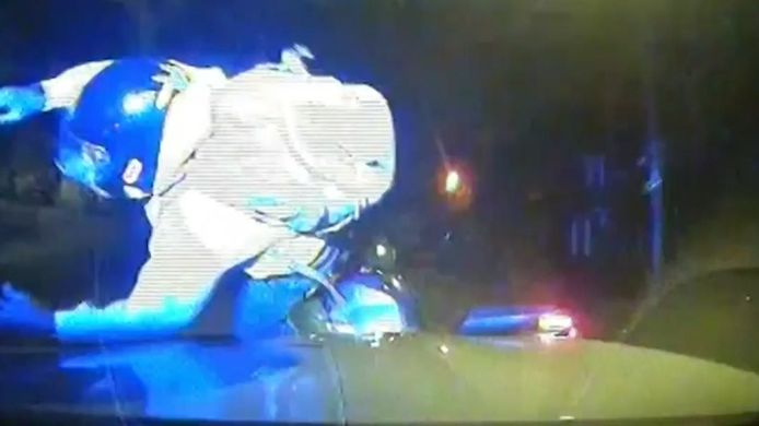 De politie in Londen gebruikt een nieuwe tactiek om scootercriminaliteit tegen te gaan: het aanrijden van verdachten.