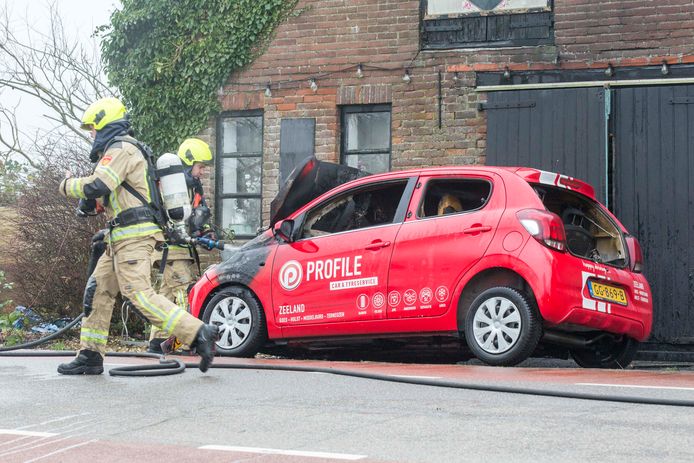 De brandweer blust de auto in Geersdijk.