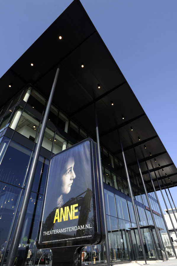 Foto ter illustratie. Een poster voor Theater Amsterdam over de theatervoorstelling ANNE.