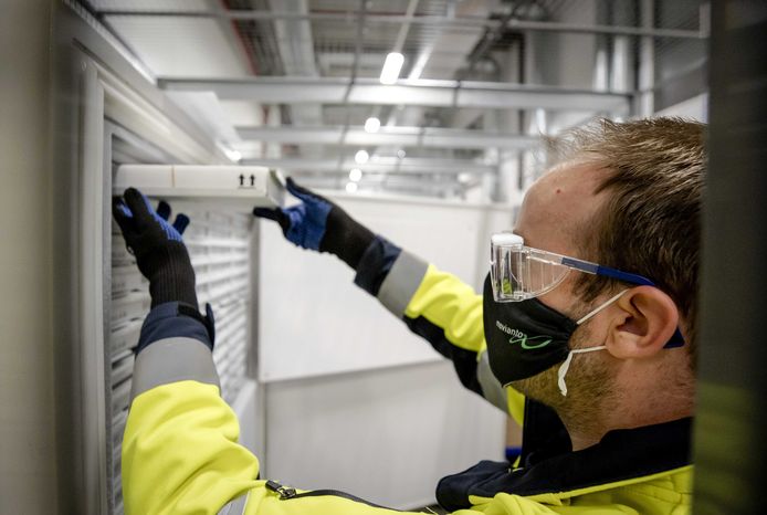 De eerste coronavaccins, van Pfizer en BioNTech, in Nederland. Ze worden opgeslagen in een supervriezer bij het bedrijf Movianto in Oss.
