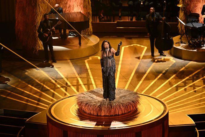 Rihanna interprète "Lift Me Up" aux Oscars.