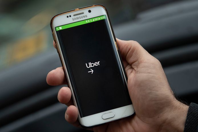Met de app van Uber bestel je sinds vorige maand ook in Arnhem en Nijmegen een taxi in een handomdraai. Foto ter illustratie.
