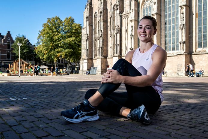 Emma Oosterwegel op het Grote Kerkhof in Deventer, waar op zaterdag 26 september een mobiele sprintbaan wordt neergelegd. ,,Vorig jaar zomer was de clinic op De Brink. Toen kon ik niet, omdat ik meedeed aan het EK voor atleten onder 23 jaar.’’