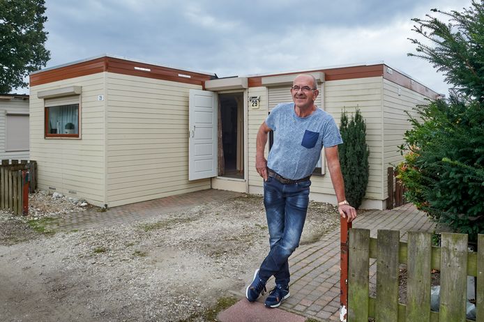 Mario Strik voor zijn stacaravan op camping de Maashorst in Schaijk.