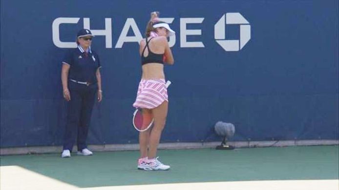 Alizé Cornet kleedt zich om tijdens haar partij in de eerste ronde op de US Open.