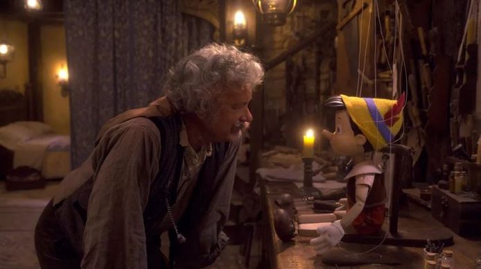 Tom Hanks als Geppetto met Pinocchio.