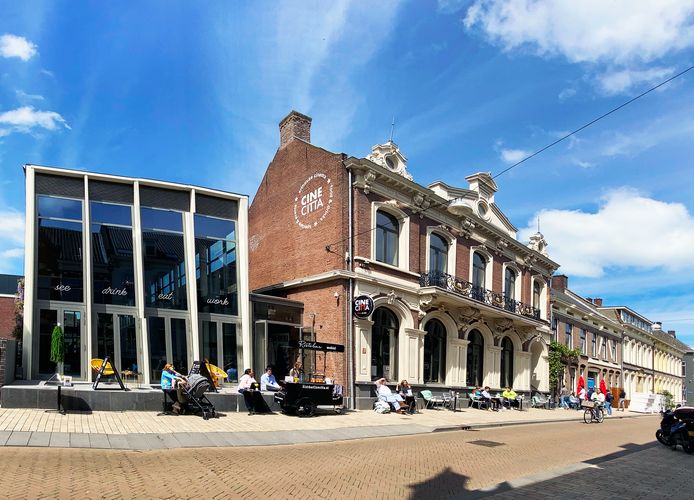 Er is een heel nieuw gebouw aan monumentale pand vastgeklonken. Met daaronder twee filmzalen voorzien van de nieuwste snufjes.