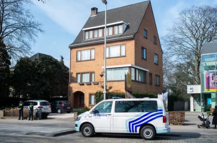 De woning van burgemeester De Wever wordt bewaakt.