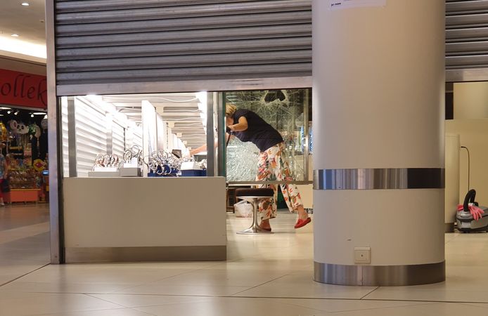 De vitrines van juwelier Jan Maes in het Waasland Shopping Center werden ingeslagen