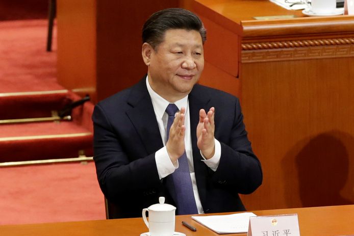 President Xi Jinping applaudiseert nadat het Chinese Volkscongres hem zondag vrijwel unaniem de onbeperkte macht gaf.