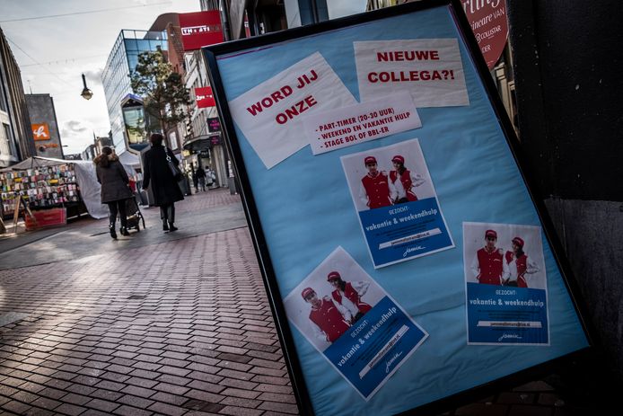 Vacatures in de binnenstad van Eindhoven. In een kennismakingsgesprek met een werkzoekende ontdek je vaak soft skills die nuttig zijn, ook als de juiste opleiding of ervaring ontbreekt. Foto Rob Engelaar