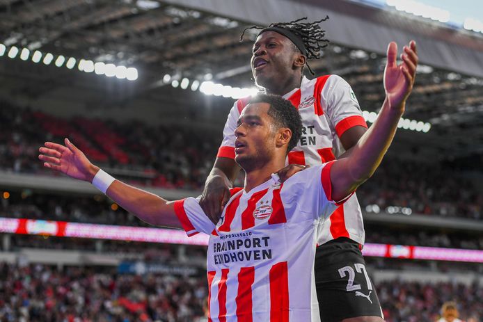 Cody Gakpo en Johan Bakayoko eerder dit seizoen.