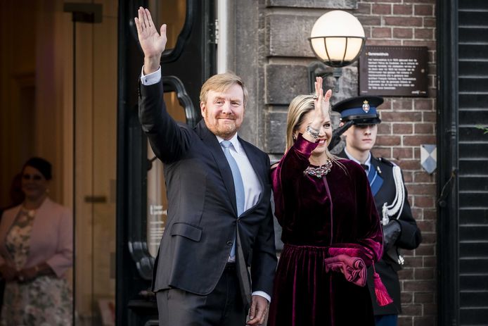 Koning Willem-Alexander en koningin Maxima komen aan bij Theater aan het Vrijthof voor het Koningsdagconcert.