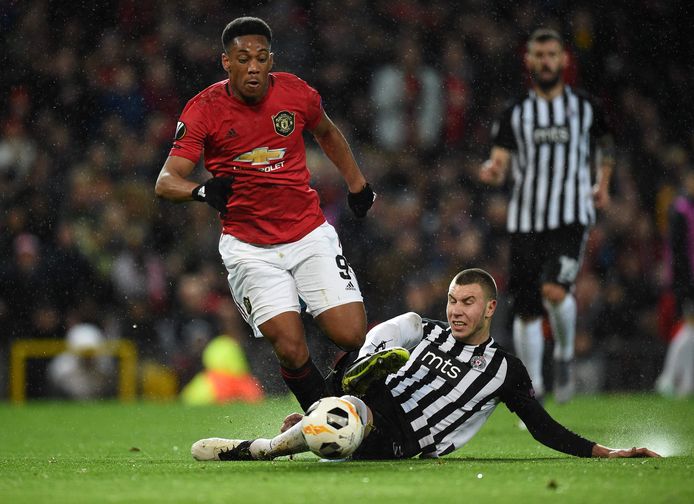 Strahinja Pavlovic  in duel met Anthony Martial