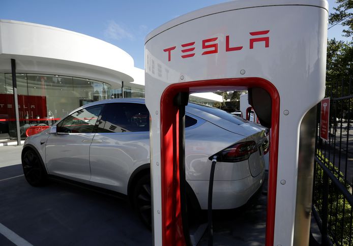 Een Tesla aan de laadpaal.