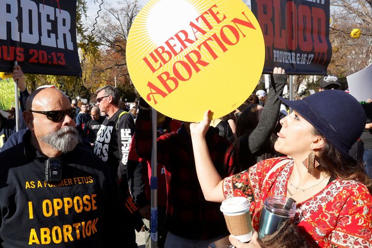 Pro- en antiabortusdemonstranten staan tegenover elkaar buiten het Amerikaanse Hooggerechtshof, dat woensdag een hoorzitting hield over een abortus-beperkende wet van de staat Mississippi.  Beeld REUTERS