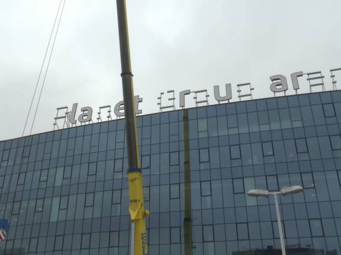 Een huzarenstukje in Gent: nieuwe letters worden aangebracht op Planet Group Arena