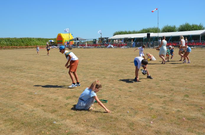 Een snoepdropping tijdens de fly-in van de 20-jarige modelluchtvaartclub 'The Little Wings’ uit Heldergem (Haaltert).