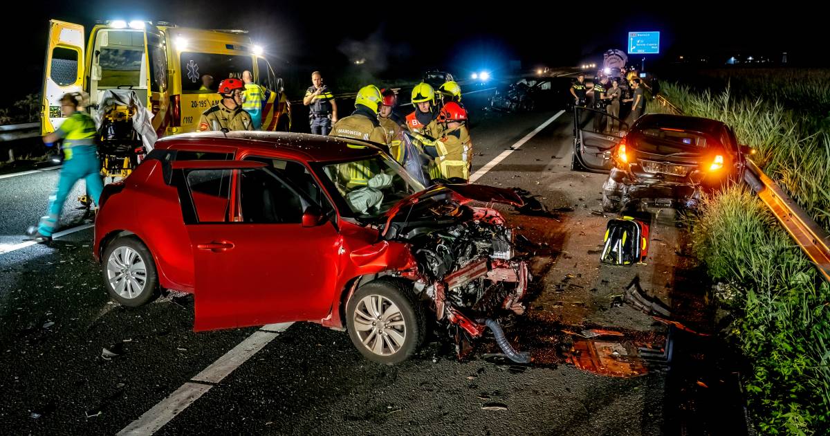 Ongeluk met drie autos op A59, vrouw bekneld.