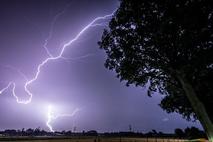 Bliksem tijdens een zomerstorm halverwege juni dit jaar boven de provincie Noord-Brabant. Onweer, hagel en zware windstoten teisterden de regio
