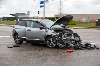 Achtervolging politie eindigt in crash op industrieterrein in Oud Gastel: twee gewonden en 34-jarige